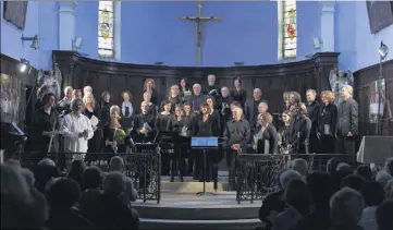  ?? (Photo doc. DR) ?? Le choeur amateur de l’ensemble Amadevs de Philippe Raymond Baylet (en blanc, à gauche) existait depuis , date de création de l’associatio­n.