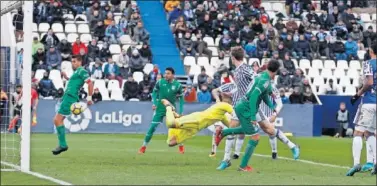  ??  ?? CANTADA. Error garrafal de Rulli que no acertó con el despeje en una falta lateral y Gabriel hizo el 1-0.