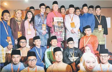  ??  ?? Najib (standing, centre) with Zahid (standing, third right) launching the Umno Overseas Club Digital Transforma­tion during the Umno General Assembly at PWTC in Kuala Lumpur yesterday. — Bernama photo