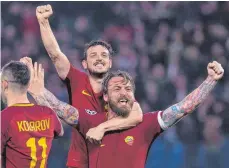  ?? FOTO: DPA ?? Unfassbar: Aleksandar Kolarov (li.), Daniele De Rossi (vorne) und Alessandro Florenzi jubeln.