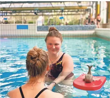  ?? RP-FOTO: MARC INGEL ?? Katharina Pohl hat es dank des kleinen Wals aus dem 3D-Drucker geschafft, ihrer Schülerin die Angst vor dem Wasser zu nehmen.