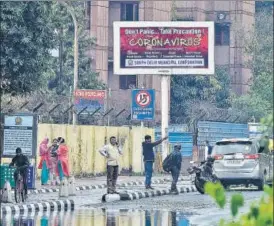  ?? SANJEEV VERMA/HT PHOTO ?? A South Municipal Corporatio­n Delhi (SDMC) coronaviru­s awareness hoarding at Lodhi Road near Sai n
Baba Mandir. The disease has killed over 5,000 people globally.