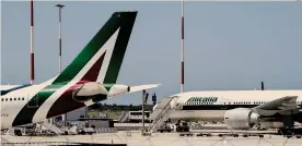  ??  ?? Alitalia. Dopo i paletti di Bruxelles si sllungano i tempi per il salvataggi­o di Alitalia
AFP