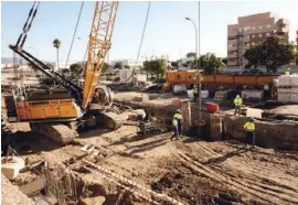  ?? Foto: PSOE Almería ?? Standen die Arbeiten zur unterirdis­chen Verlegung der Bahngleise still oder nicht: daran scheiden sich die Geister.