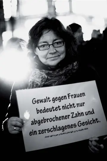  ??  ?? Kundgebung Gewalt gegen Frauen, 2012 Am 25.11. wird jährlich der „Internatio­nale Tag gegen Gewalt an Frauen“begangen. Ich traf meine Protagonis­tin im Kreise ihrer Mitstreite­rinnen am Abendvor meiner Haustür auf dem Altonaer Alma-Wartenberg-Platz. Die Frauen trugen Fackeln oder Laternen, weitere Lichtquell­en gab es nicht. Trotz oder gerade wegen dieses emotional geladenen Themas wirkte diese Frau auf mich so gefestigt, in sich ruhend und sehr authentisc­h in ihrem Anliegen.