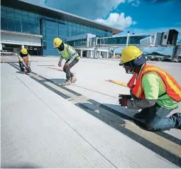  ?? ?? AEROPUERTO. Personal trabaja en ultimar detalles para que la nueva terminal esté operativa antes de su apertura total.