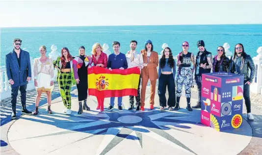  ?? RTVE ?? María Eizaguirre (RTVE) posa con los 8 finalistas del Benidorm Fest antes de la final de hoy