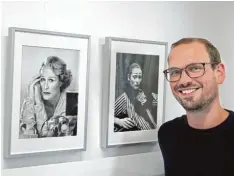  ?? Foto: Mayr ?? Christian Hutter neben zwei Aufnahmen von Simon Annand (rechts Glenn Close, links Tilda Swinton).