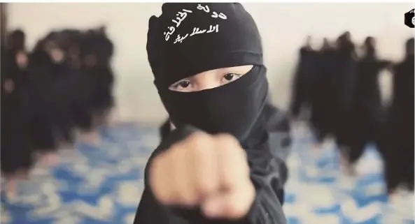  ?? FOTO: BALKIS PRESS/ABACAPRESS.COM ?? Ein Screenshot eines Propaganda­videos des Islamische­n Staats. Es zeigt ein Kind, das unter anderem in Kampfsport und an der Waffe trainiert wird.