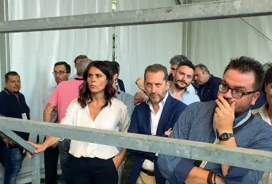  ??  ?? Simona Bonafè e Federico Gelli sotto il palco della festa dell’Unità delle Cascine durante il comizio di Matteo Renzi di domenica scorsa.L’ex premier ha lanciato un appello all’unità del Pd in vista delle elezioni a Firenze del prossimo anno