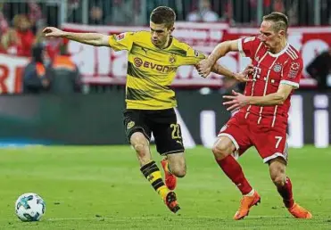  ??  ?? Szene aus dem Topspiel Ende März: Dortmunds Pulisic (links) im Duell mit Bayern-star Ribéry. Foto: Getty Images