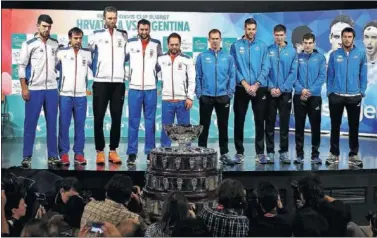  ??  ?? DESEO. La Croacia de Cilic y Karlovic y la Argentina de Del Potro miran la Ensaladera. Sólo uno la tocará.