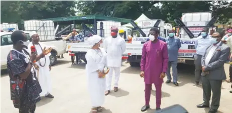  ??  ?? R-L: Patrick Okundia, commission­er for health, Edo State; Philip Shaibu, deputy governor, Edo State; Kemi Fadojutimi, representi­ng Ooni of Ife Palace; Wale Olafare, media aide at the Ooni’s Palace, and others, during the presentati­on of two motorised modular fumigators to the Edo State government in Benin City.