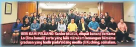  ??  ?? BERI KAMI PELUANG: Sanlos (duduk, empat kanan) bersama Lo (lima kanan) serta yang lain merakam kenangan bersama graduan yang hadir pada sidang media di Kuching, semalam.