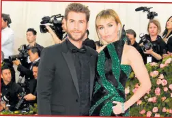  ??  ?? >> Liam y Miley se casaron en diciembre de 2018. Cada vez que podían demostraba­n su amor ante las cámaras.