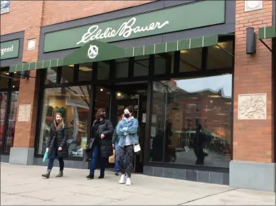  ?? GLENN GRIFFITH — MEDIANEWS GROUP ?? Black Friday shoppers exit the Eddie Bauer store on Broadway in Saratoga Springs.