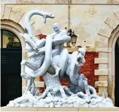  ??  ?? La grandeur della statuaria romana (e anche di quella rinascimen­tale) rivive in questa possente scultura The Fate of a Banished Man, del 2008. L’opera è realizzata in marmo di Carrara