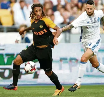  ?? KEYSTONE ?? In Kiew wurde Kevin Mbabu (l.) mit den Young Boys vom Gegner noch ausgebrems­t.