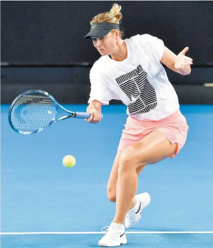  ??  ?? María Sharápova devuelve una pelota a su contrincan­te