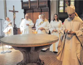  ?? FOTO: KURT ZIEGER ?? Weihbischo­f Matthäus Karrer bei der Weihung des neuen Altars in St. Konrad.