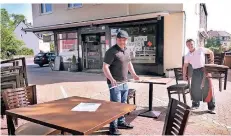  ??  ?? Koch und Betreiber Marcin Dylewski mit Mitarbeite­r Julian Rusu von der Trattoria Il Piccolo Cuoco am Theodor-Heuss-Platz eröffnen am Dienstag.