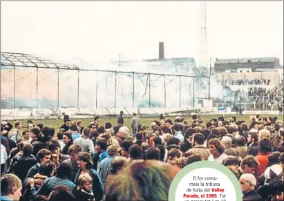  ?? GETTY IMAGES ?? El foc consumeix la tribuna de fusta del Valley Parade, el 1985. Tot va passar tot just 18 dies abans de la catàstrofe de l’estadi belga de Heysel