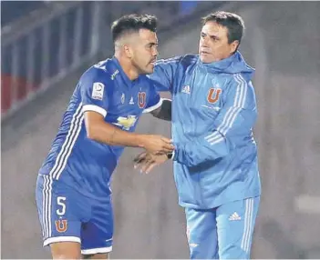  ?? FOTO: PHOTOSPORT ?? Espinoza se abraza con Hoyos tras el gol del volante, el 1-0.