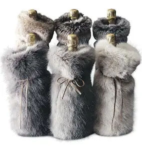  ?? — RESTORATIO­N HARDWARE ?? Faux-fur drawstring bags from Restoratio­n Hardware make for glamorous gift holders, as well as decor.