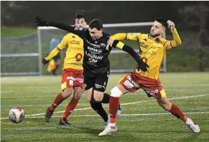  ?? | PHOTO : JOCELYNE RÉGENT ?? Antoine Caroff (à gauche) et la TA Rennes se sont inclinés contre Vitré et Alexandre Delaporte.