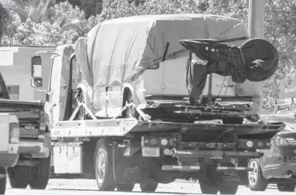  ?? ERIC BARADAT/GETTY-AFP ?? A van covered in blue tarp is towed by FBI investigat­ors Friday in Plantation.