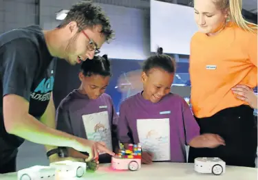  ?? Picture: FREDLIN ADRIAAN ?? POWERFUL LESSONS: Keegan Holloway, left, and Danushka Reynhart help Nadine Plaatjies, second from left, and Berunique Claasen at the Robotics and Coding Expo