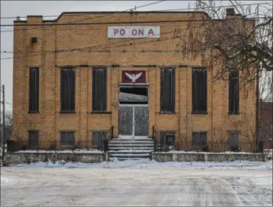  ?? ERIC BONZAR — THE MORNING JOURNAL ?? The former Polish Legion of American Veterans Pulski Post No. 38, 550 W. 14th St. in Lorain, has been added to the Fire Prevention Bureau’s list of commercial properties recommende­d for demolition.