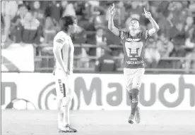  ??  ?? Jesús Gallardo (derecha), de Pumas de la UNAM, festeja su anotación en el partido de la jornada 1 del torneo Clausura 2018 de la Liga Mx, ante Pachuca, en el estadio Hidalgo ■ Foto Xinhua