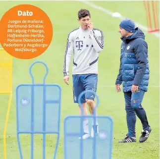  ??  ?? LISTOS. El entrenador del Bayern Múnich, Hansi Flick, platica con el delantero polaco Robert Lewandowsk­i.