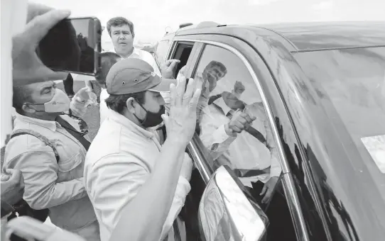  ?? RENÉ CORRALES ?? A su salida del Complejo Pajartos, ciudadanos intentaron hablar con el presidente Andrés Manuel López Obrador/