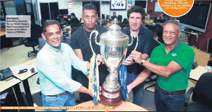  ??  ?? INVITADOS. Rolin Peña, Dénovan Torres, Héctor Vargas y Maní Suazo posan con la copa en su visita a Diario LA PRENSA.