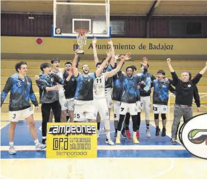  ?? FEXB ?? El Baloncesto Badajoz festeja su título.