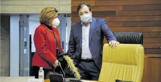  ?? EL PERIÓDICO ?? Pilar Blanco-Morales y Fernández Vara charlando en sus escaños en el transcurso del pleno de ayer.