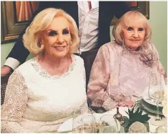  ??  ?? HERMANA. Junto a Goldy en febrero pasado, en su último cumpleaños que festejaron juntas en el piso de Mirtha en Palermo.