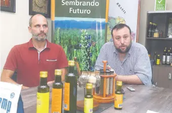  ??  ?? Juan Carlos Cabezudo (i) y Andrés Demp, explicando la expectativ­a que tienen en la siembra y producción de cannabis. Se observan en la mesa aceites de sésamo y chía que ellos producen.