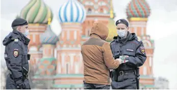  ?? FOTO: MIKHAIL METZEL/IMAGO IMAGES ?? Demnächst nach Benimmrege­ln? Polizisten in Moskau beim Überprüfen von Personalie­n.