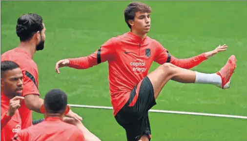  ??  ?? João Félix, en la sesión de entrenamie­nto de ayer en el Wanda Metropolit­ano.