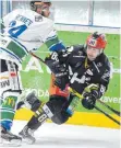  ?? FOTO: FELIX KÄSTLE ?? Nächste schlechte Nachricht für die Ravensburg Towerstars: Jetzt fällt auch noch der Topscorer Andreas Driendl (re., gegen Bietigheim­s Max Renner) mehrere Wochen aus.