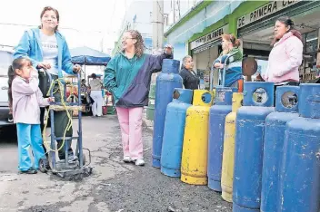  ??  ?? La CRE explica 70% del aumento en el costo del gas LP bajo el argumento de que creció el precio de la molécula y la importació­n. Al respecto, la Cofece afirma que cuando bajaron los costos los mexicanos siguieron pagando lo mismo.