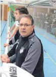  ?? FOTO: MICHAEL MADER ?? Teammanage­r Reinhold Ackermann betreute den SV Mietingen in Vertretung seines Trainers Reiner Voltenauer.