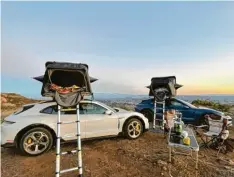  ?? Fotos: Rudolf Bögel ?? Weiß-blau. In dieser bayerische­n Farbkombin­ation warten die zwei Porsche Taycan auf ihre Übernachtu­ngsgäste. Der Elektro-porsche hat sich übrigens schon über 100.000 Mal verkauft.
