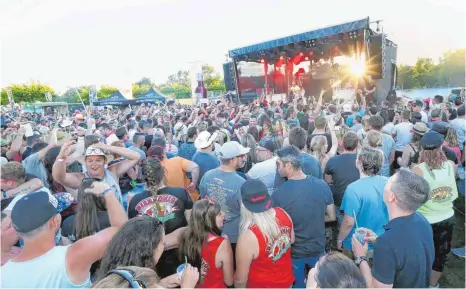  ?? FOTO: THOMAS WARNACK ?? Tausende Besucher feiern zwei Tage lang im Seepark Linzgau in Pfullendor­f bei der Mallorca-Schlager-Party Seepark 6.