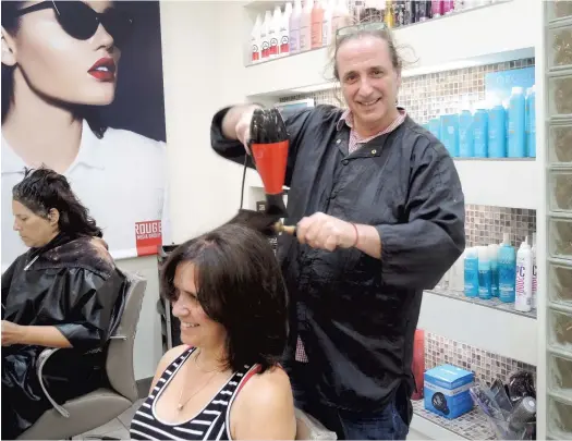  ?? PHOTO MARIE-ÈVE DUMONT ?? Richard Zilberg affirme qu’il doit se bâtir petit à petit une nouvelle clientèle dans un autre salon de coiffure à Montréal.