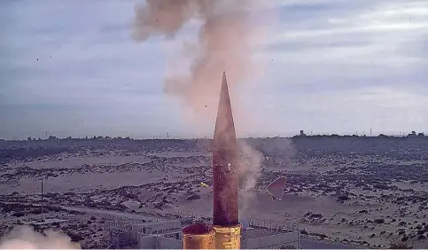  ?? Foto: Israelisch­es Verteidigu­ngsministe­rium/dpa ?? Ein Gamechange­r am Himmel? Die Raketenabw­ehr „Arrow 3“hat ganz besondere Qualitäten.