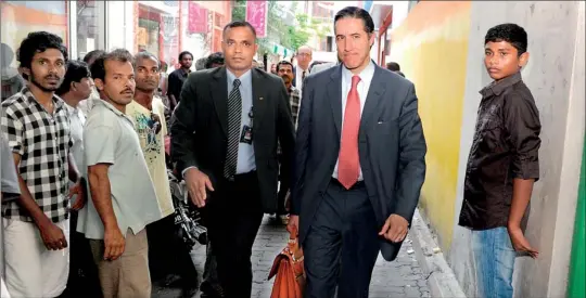  ??  ?? The head of the UN political department Oscar Fernandez-taranco walks outside the former Maldives president Mohamed Nasheed's home in Male on February 10, 2012. A UN special envoy arrived February 10 for talks with the new administra­tion in the...